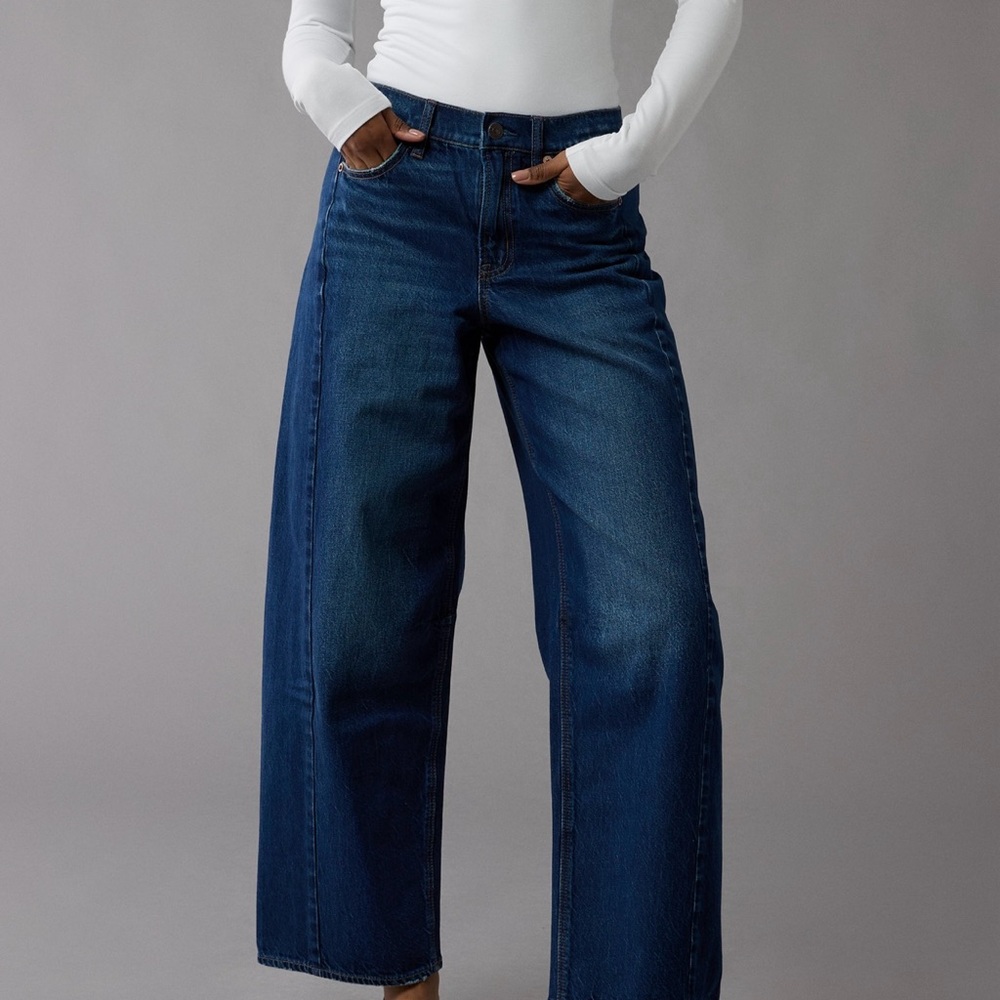 NEW AE Dreamy Drape Strigid Barrel Jean size 4 Regular